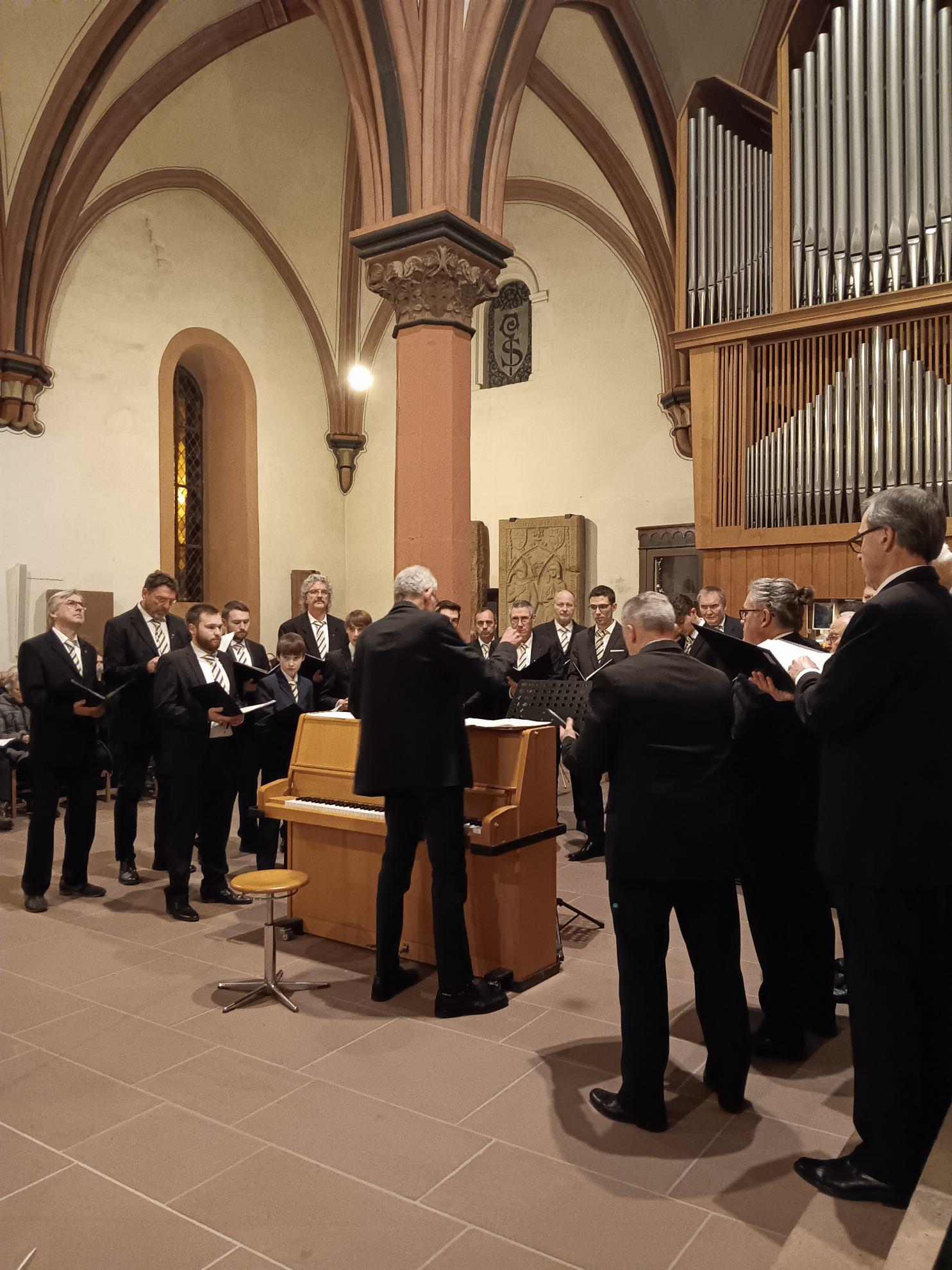 Der Männerchor des MGV Singverein beim Adventskonzert 2023