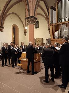 Der Männerchor des MGV Singverein beim Adventskonzert 2023