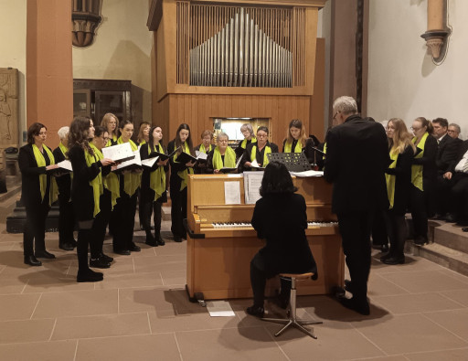 Der Frauenchor beim Adventskonzert 2023