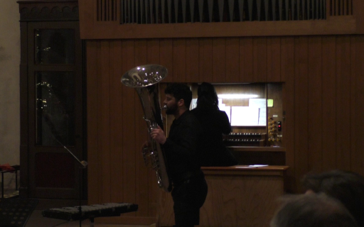 Ein Mann spielt Tuba, eine Frau sitzt an der Orgel der evangelischen Stadtkirche und begleitet ihn.