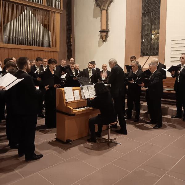 Der gemischte Chor beim Adventskonzert 2023 in der evangelischen Kirche